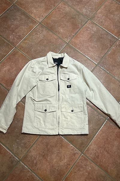 Giacca Vans Utility color crema con cerniera by Vans — pre-loved on Thrifted.mt