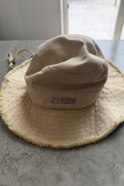 Cappello a secchiello con bordi sfrangiati Jacquemus, color beige / Cappello da sole - Taglia M by JACQUEMUS  — pre-loved on Thrifted.mt