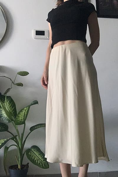 Gonna midi in raso color crema by Esmara — pre-loved on Thrifted.mt