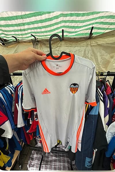 Maglia da trasferta del Valencia CF 2015/16 by Adidas — pre-loved on Thrifted.mt