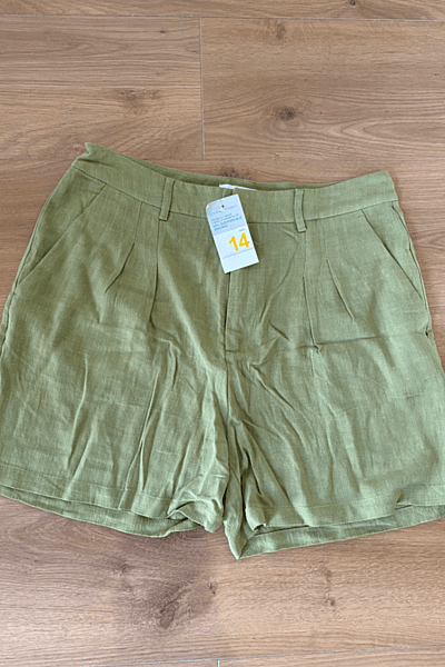Pantalones cortos plisados de mezcla de lino by Primark — pre-loved on Thrifted.mt