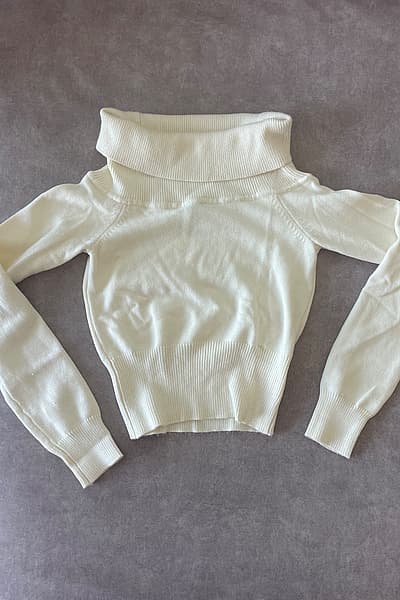 Maglione bianco a collo alto in maglia — pre-loved on Thrifted.mt