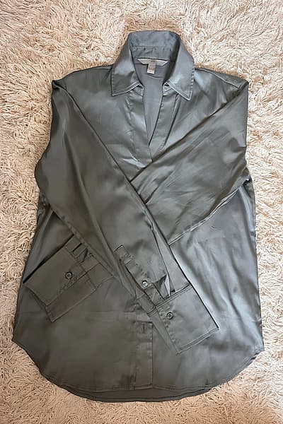 Camicia H&M effetto raso, taglia XS by H&M — pre-loved on Thrifted.mt