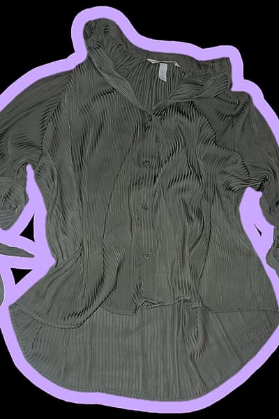 Top Plissé Aħdar Salvja ta' H&M (Daqs M / EU 40) by H&M — pre-loved on Thrifted.mt