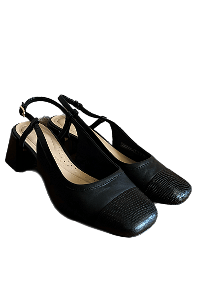 Scarpe Clark's nere con cinturino posteriore  by Clark’s  — pre-loved on Thrifted.mt