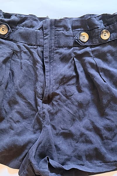 Pantalones cortos de Zara TRF con cintura tipo «paperbag» by Zara — pre-loved on Thrifted.mt