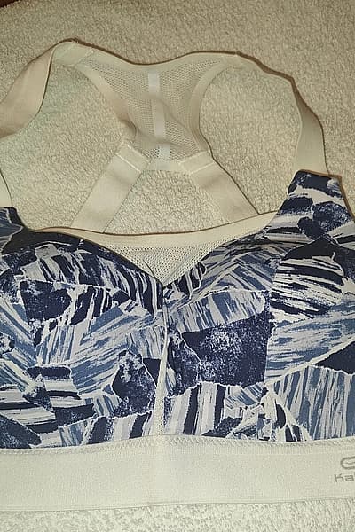Reggiseno sportivo fantasia Kalenji by Kalenji — pre-loved on Thrifted.mt