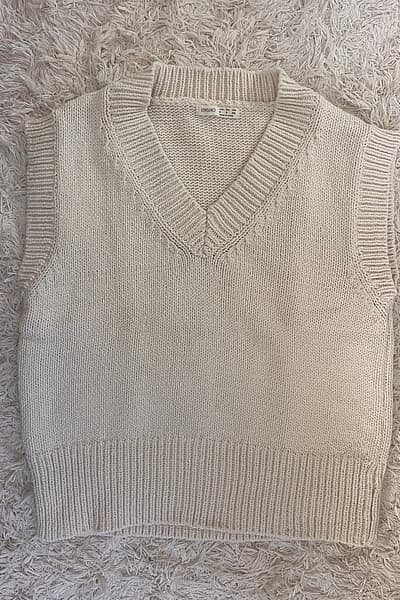 Canotta Oysho in maglia color crema con scollo a V, taglia S by Oysho — pre-loved on Thrifted.mt