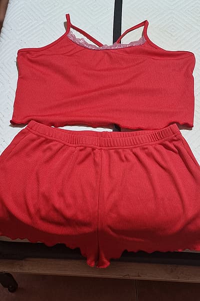 Conjunto de camiseta sin mangas y pantalones cortos a rayas rojas — pre-loved on Thrifted.mt