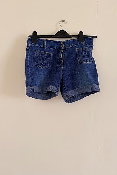Jeans corti blu — pre-loved on Thrifted.mt