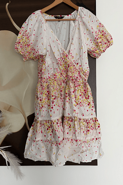 Vestido cruzado con estampado floral de Lipsy London by LIPSY LONDON — pre-loved on Thrifted.mt