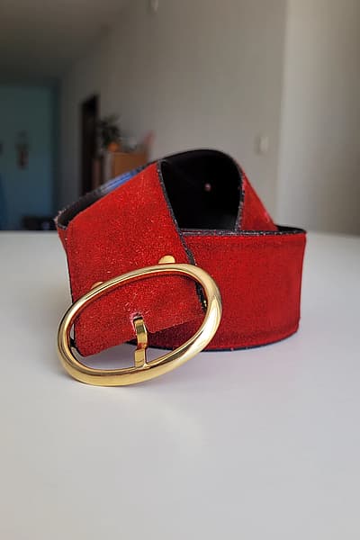 Cintura in pelle scamosciata rossa — pre-loved on Thrifted.mt