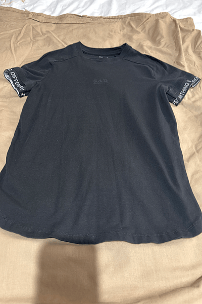 Camiseta informal negra de manga corta — pre-loved on Thrifted.mt