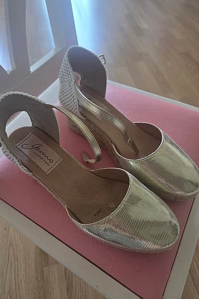 Espadrillas con zeppa color oro metallizzato by Gaimo — pre-loved on Thrifted.mt