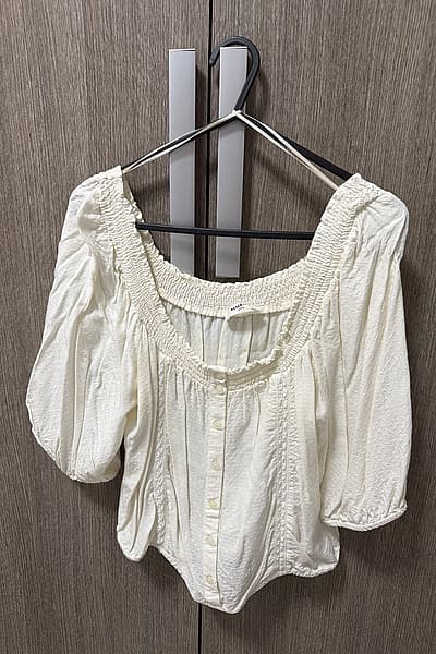 Blusa color crema con botones en la parte delantera by Reserved — pre-loved on Thrifted.mt