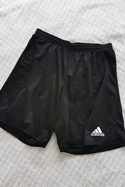 Pantaloncini sportivi Adidas neri by Adidas — pre-loved on Thrifted.mt