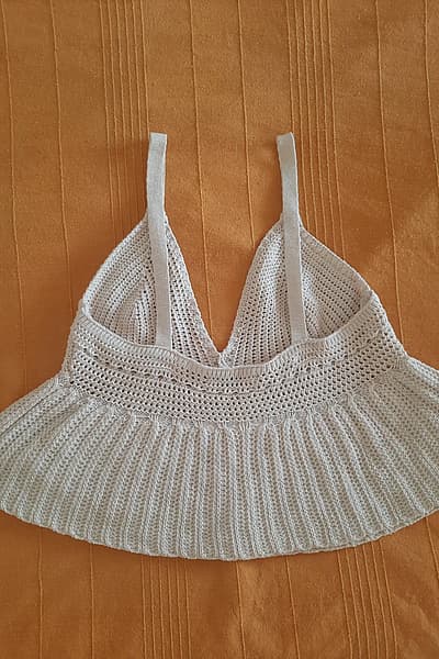 Top tal-ganċ krema Stradivarius Daqs S/M — pre-loved on Thrifted.mt