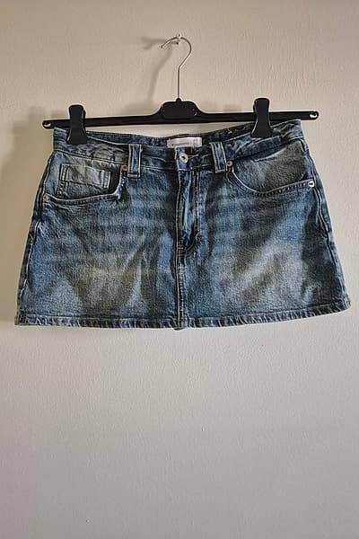 Minifalda vaquera de Stradivarius con pantalones cortos incorporados by Stradivarius — pre-loved on Thrifted.mt