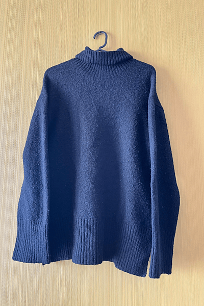 Cómodo jersey de cuello alto azul marino by Kiabi — pre-loved on Thrifted.mt