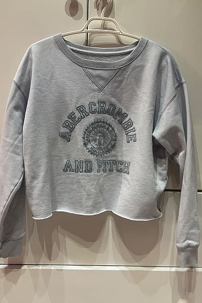 Camisola azul da Abercrombie & Fitch by Abercrombie & Fitch — pre-loved on Thrifted.mt