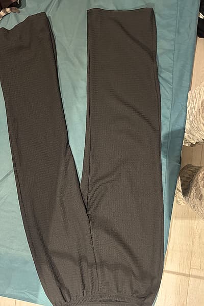 Pantaloni neri elasticizzati con effetto testurizzato — pre-loved on Thrifted.mt