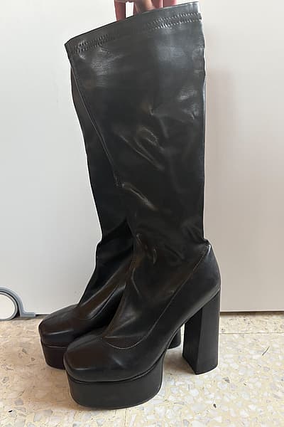 Stivali tal-Pjattaforma Għolja għall-Irkoppa by SHEIN — pre-loved on Thrifted.mt