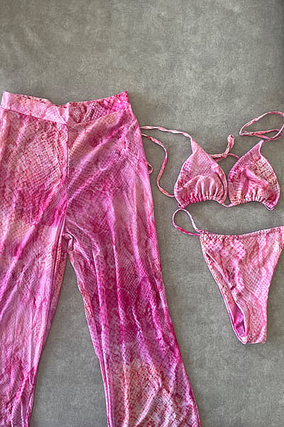 Conjunto de bikini con estampado de serpiente rosa — pre-loved on Thrifted.mt