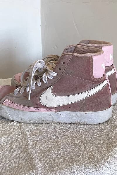 Ténis de cano alto da Nike em camurça rosa by Nike — pre-loved on Thrifted.mt