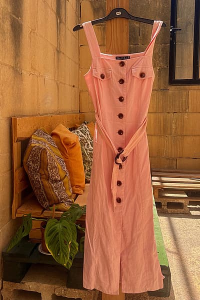 Vestido rosa de lino con botones de Miss Selfridge by Miss Selfridge — pre-loved on Thrifted.mt