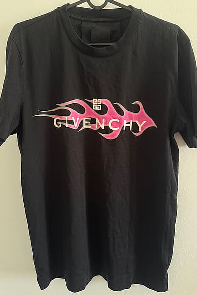 Camiseta con el logotipo «Flame» de Givenchy by Givenchy — pre-loved on Thrifted.mt