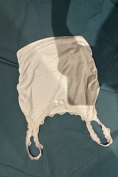 Top tipo camisola com acabamento em renda branca — pre-loved on Thrifted.mt
