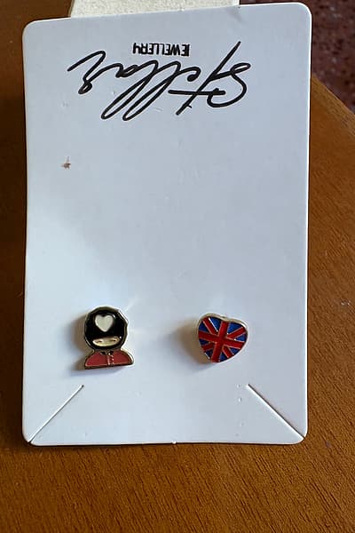 Brincos «Union Jack» da Guarda de Londres — pre-loved on Thrifted.mt