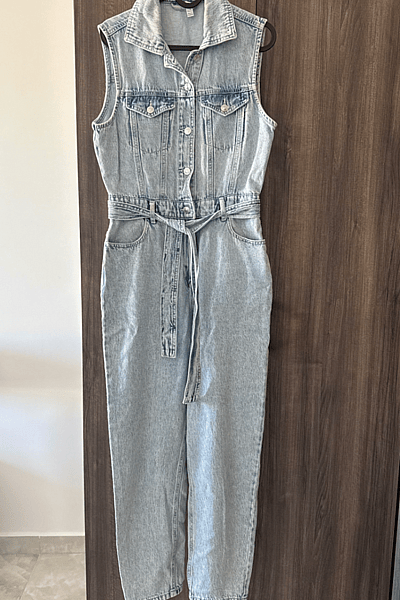 Mono de denim sin mangas en tono claro by New yorker — pre-loved on Thrifted.mt