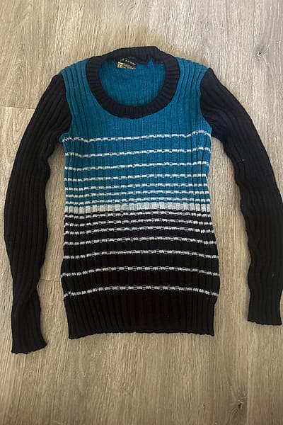 Maglione a righe blu e nero in maglia — pre-loved on Thrifted.mt