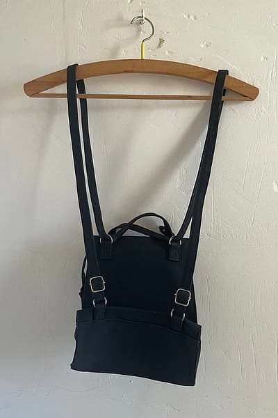 Mochila/bolso negro ajustable — pre-loved on Thrifted.mt