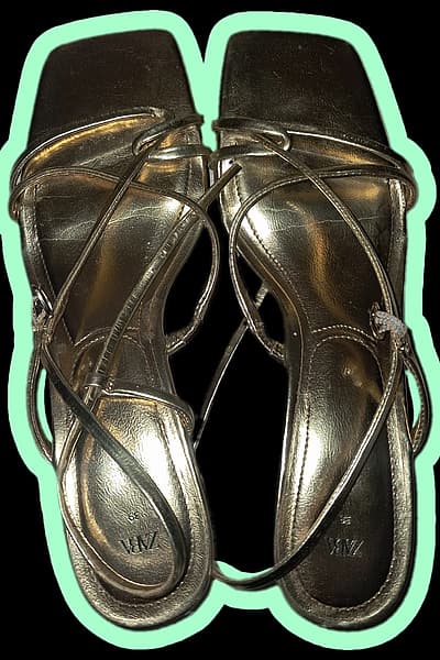 Sandlijiet Zara b'Ċingi b'Takkuna Għolja Metallika tad-Deheb - Daqs 39 by Zara — pre-loved on Thrifted.mt