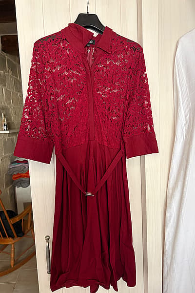 Abito camicia con dettagli in pizzo rosso by Gigileer — pre-loved on Thrifted.mt