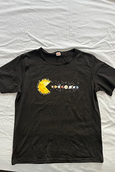 Camiseta con estampado «Black Space» — pre-loved on Thrifted.mt