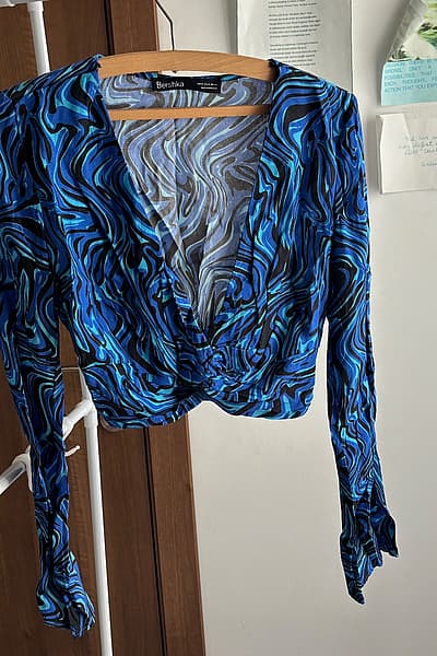 Top Bershka b'kmiem twal bi stampar imdawwar by Bershka — pre-loved on Thrifted.mt