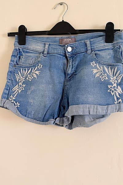 Pantaloncini di jeans ricamati di Dorothy Perkins by Dorothy Perkins — pre-loved on Thrifted.mt