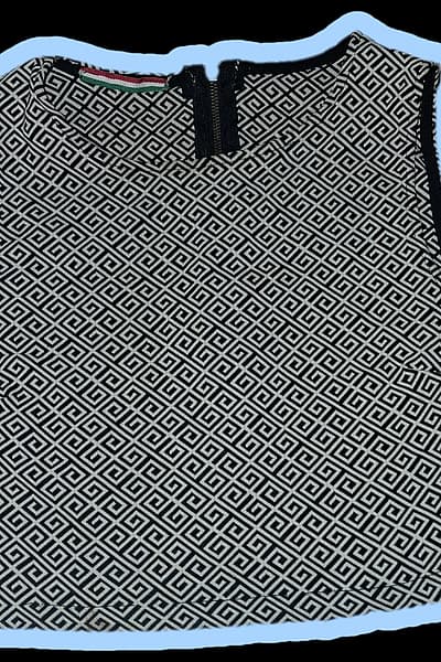 Top Crop Ġeometriku tal-Boutique Taljana Ifa Moda - S/M by Ifa moda — pre-loved on Thrifted.mt