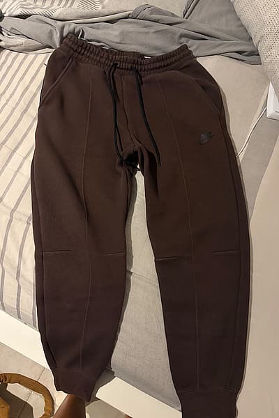 Qliezet tal-Ġir Nike Oriġinali tat-Tech-Fleece Kannella by Nike — pre-loved on Thrifted.mt