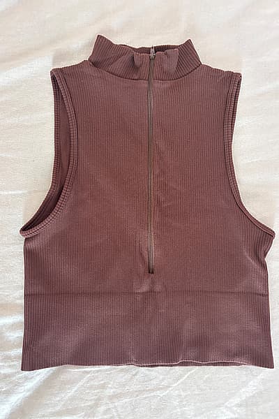 Top corto con cuello halter, cremallera y diseño acanalado de Stradivarius by Stradivarius — pre-loved on Thrifted.mt
