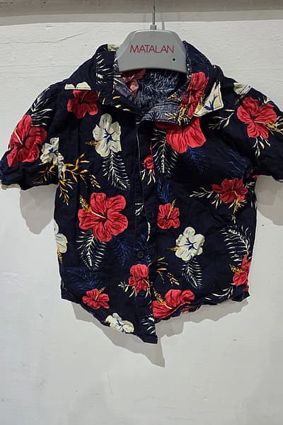 Camicia da bambino con stampa floreale e bottoni by Primark — pre-loved on Thrifted.mt