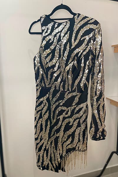Vestido de un solo hombro con lentejuelas — pre-loved on Thrifted.mt