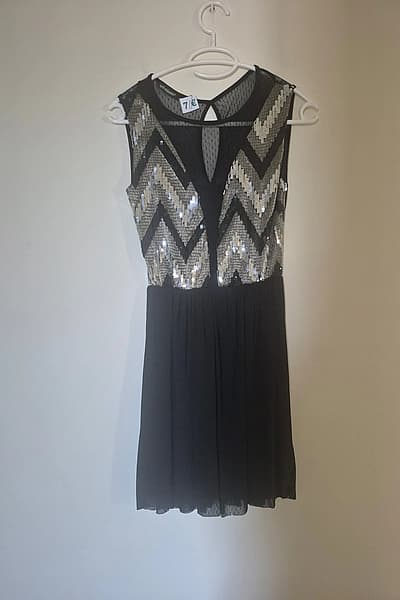Abito nero a zig-zag con paillettes by Mixeri — pre-loved on Thrifted.mt