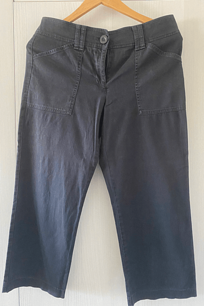 Pantaloni cargo corti in cotone nero by Woolworths — pre-loved on Thrifted.mt