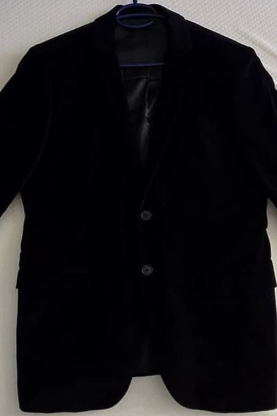 Blazer de terciopelo negro de Celio by Celio — pre-loved on Thrifted.mt