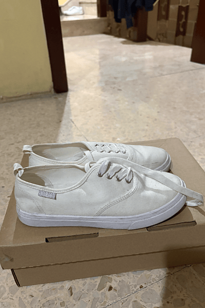 Zapatillas casuales de lona blanca — pre-loved on Thrifted.mt