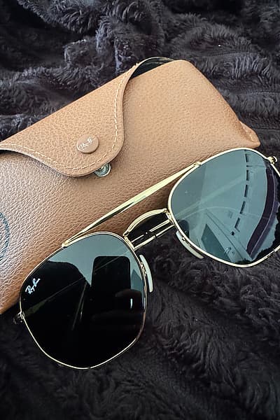 Óculos de sol Ray-Ban com armação dourada by Ray-Ban — pre-loved on Thrifted.mt